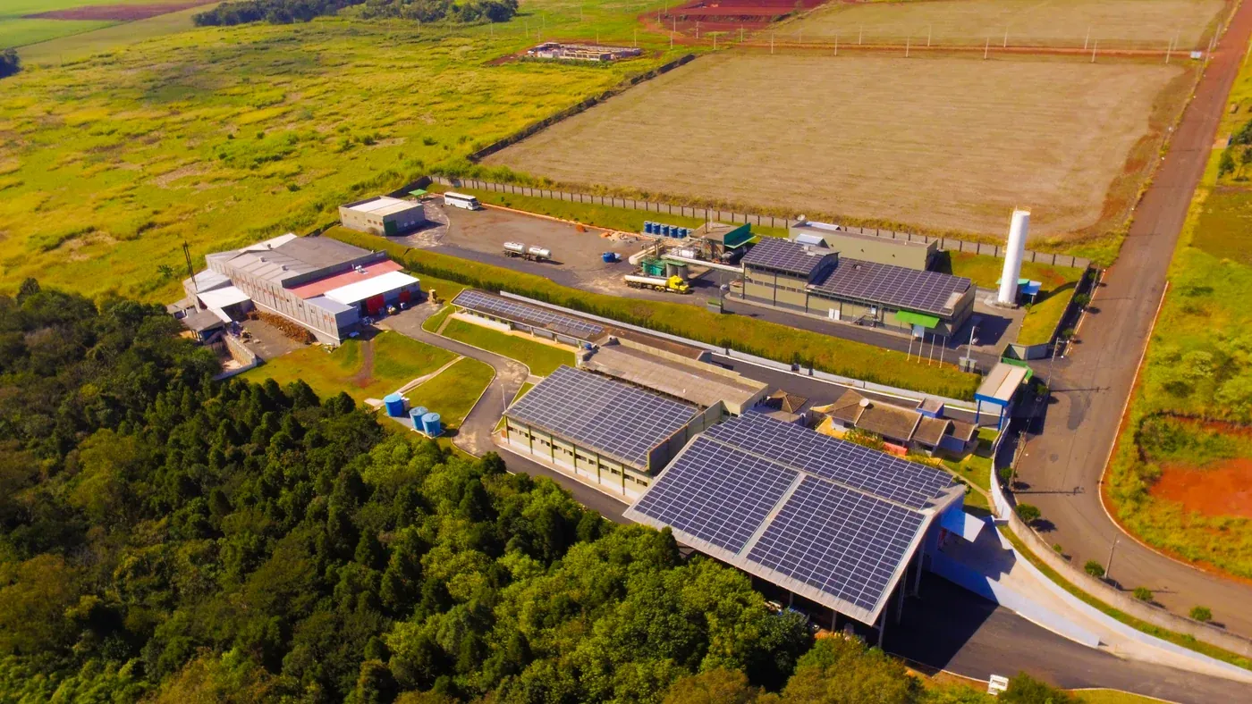 Vista aérea da fábrica Gigant Group, com galpões industriais em Arapongas, Paraná